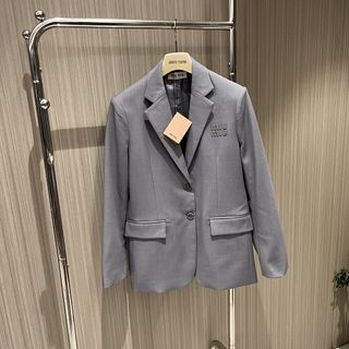 (Category: ) located in . Submitted by luxurycloset.shop (Listing ID 1320368454, Image 1). Description: .