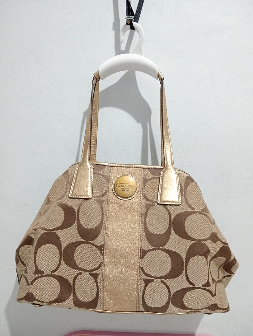 coach bag (Category: Luxury Bags & Wallets) located in Indang. Submitted by majodeth (Listing ID 1320374975, Image 1). Description: coach rfs: needs fund.