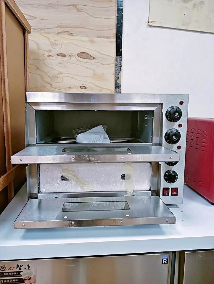 COMMERCIAL ELECTRIC DOUBLE DECK PIZZA OVEN WITH STONE (Category: Ovens & Toasters) located in Taguig. Submitted by mgracelim38484 (Listing ID 1320303636, Image 1). Description: SPECIFICAATION: 2 deck 2 trays electric oven Capacity: 220V, 50Hz/ 60Hz, 3000W Stainless steel electric oven Accessories: bake tray, bake rack Product Dimension (L x W x H) (cm) : 56x 56 x 44. OPEN FOR: VIA LALAMOVE DELIVERY. PICK UP IN SILANG CAVITE. Warranty period : 3 M