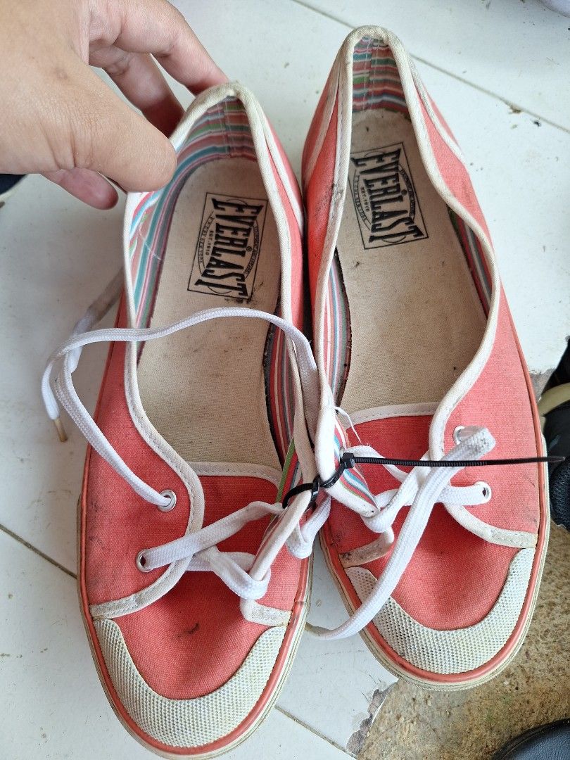 Everlast slip on sz 38, Fesyen Wanita, Sepatu di Carousell - Main Image