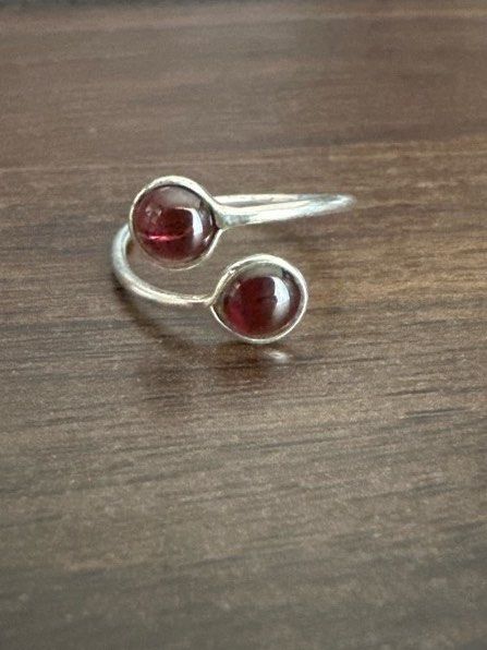 Garnet ring (Category: Rings) located in Subang Jaya. Submitted by jltcollection (Listing ID 1320299591, Image 1). Description: Size: Approx. Asian 15 (US 7.5-8). Size flexible. Stones: 2 x 6mm round natural garnet Metal: stamped 925 silver .