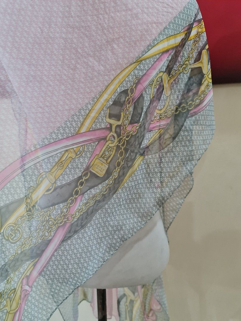 Gucci Scarf (Category: Luxury Accessories) located in Angeles City. Submitted by reallygraceful (Listing ID 1320327458, Image 2). Description: Gucci Scarf 🩷Good Condition 🩷Flaws minimal sabit unnoticeable naman 🩷165 L W 74 inches NO LOW-BALLING ❌️.