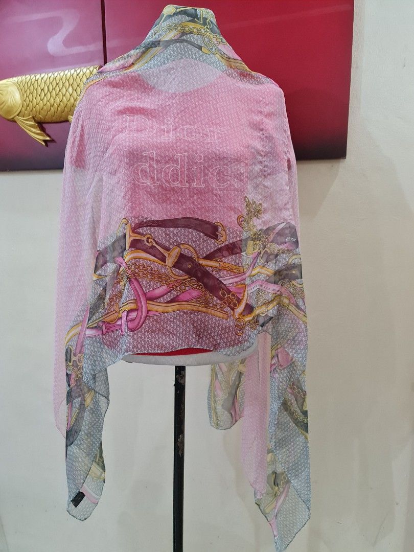 Gucci Scarf (Category: Luxury Accessories) located in Angeles City. Submitted by reallygraceful (Listing ID 1320327458, Image 1). Description: Gucci Scarf 🩷Good Condition 🩷Flaws minimal sabit unnoticeable naman 🩷165 L W 74 inches NO LOW-BALLING ❌️.