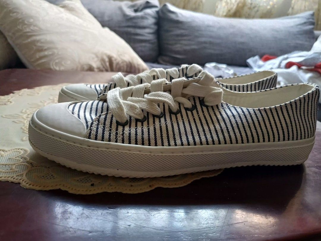 Canvas lace up sneakers top