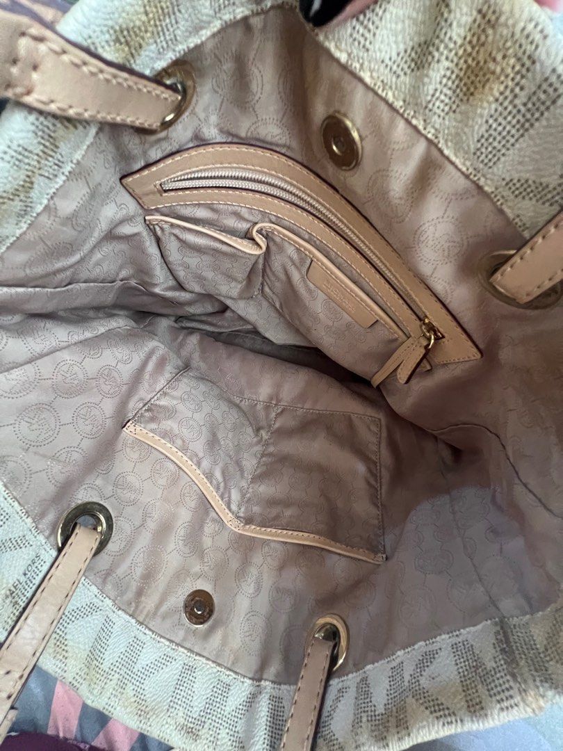 Michael Kors Bag Original (Category: Luxury Bags & Wallets) located in Mandaluyong City. Submitted by mrs.pettifer (Listing ID 1320397335, Image 3). Description: Prestine condition except my konting yellowish na hindi naman ganun ka visible. Bag was Bought in Dubai MK shop. With Dust bag.