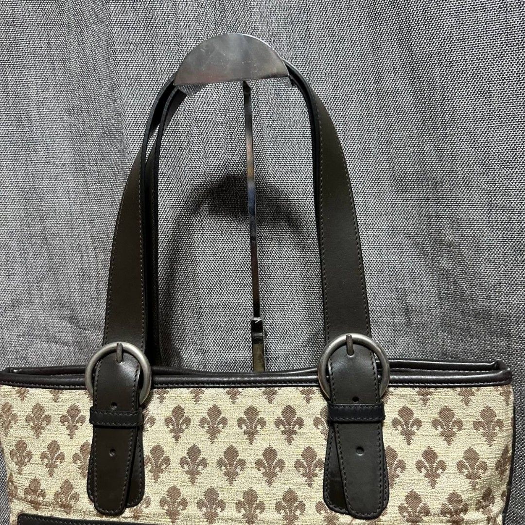 Patrick Cox tote bag (Category: Luxury Bags & Wallets) located in Manila. Submitted by greyinfash06839 (Listing ID 1320384026, Image 2). Description: 🤍Price: 3,900 pesos only 🤍Item: Patrick Cox tote bag 🤍Brand: Patrick cox 🤍Matirial: Canvas 🤍Quality: Original 🤍color: Brown 🤍Size: Medium 🤍Dimension. H: 15 L: 15 W: 🤍Sex: Unisex 🤍Issue: Sign of use 🤍Condition Rate: 9/10 🤍Other info:.