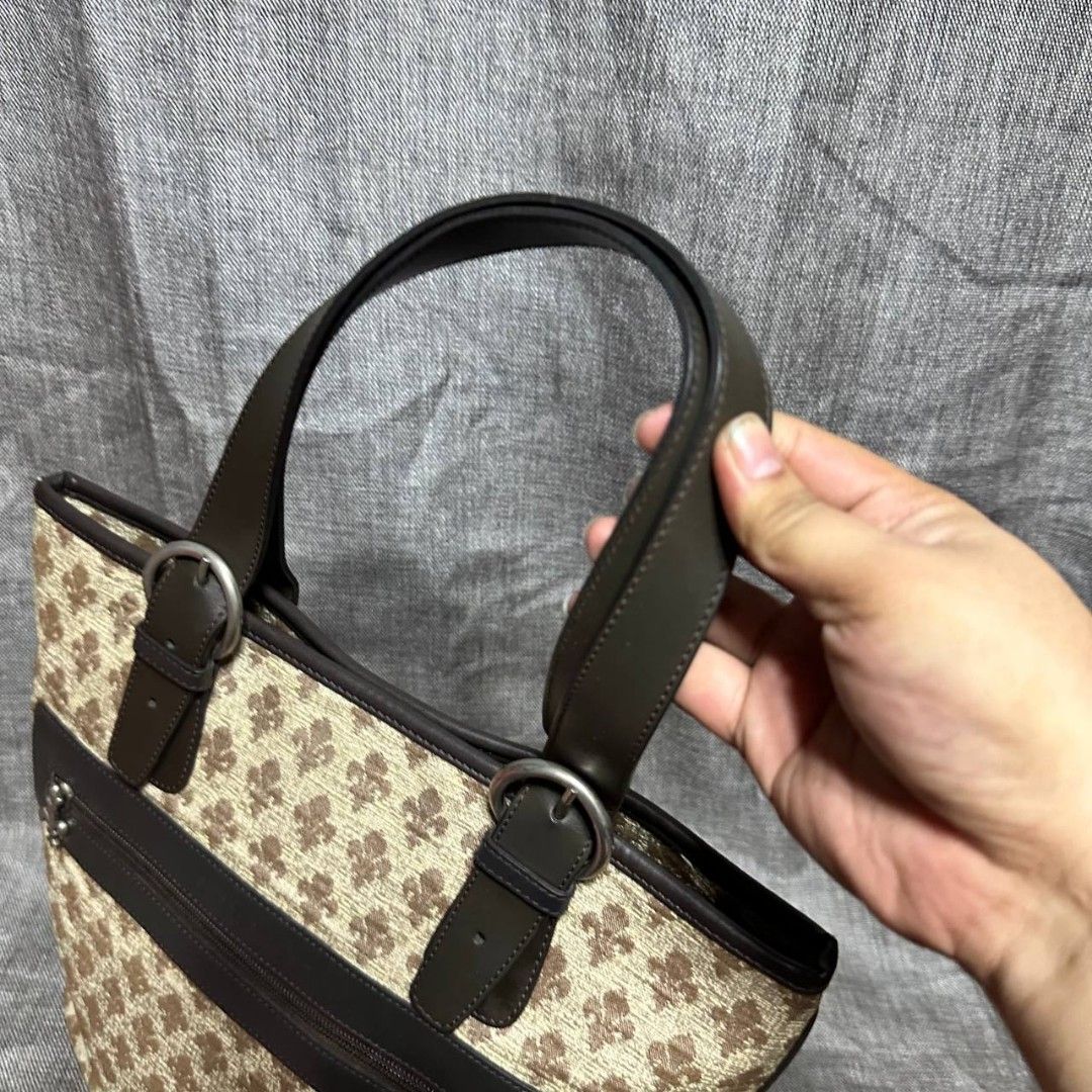 Patrick Cox tote bag (Category: Luxury Bags & Wallets) located in Manila. Submitted by greyinfash06839 (Listing ID 1320384026, Image 3). Description: 🤍Price: 3,900 pesos only 🤍Item: Patrick Cox tote bag 🤍Brand: Patrick cox 🤍Matirial: Canvas 🤍Quality: Original 🤍color: Brown 🤍Size: Medium 🤍Dimension. H: 15 L: 15 W: 🤍Sex: Unisex 🤍Issue: Sign of use 🤍Condition Rate: 9/10 🤍Other info:.