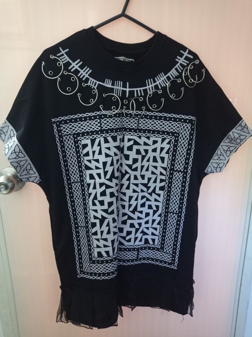 Printed Black & White Dress (Rare Design) (Category: Dresses) located in Tanza. Submitted by gratefuljam05 (Listing ID 1320290159, Image 1). Description: Rare Design - Black and White Printed Dress - with hoops/rings at the shoulder - laced hem - can fit small to medium length from shoulder to knee: 83cm shoulder: 54cm sleeves: 17cm armhole: 48cm bust: 40in waist: 42in.