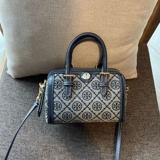 (Category: ) located in . Submitted by fascinating.bag.mall (Listing ID 1320331923, Image 1). Description: .