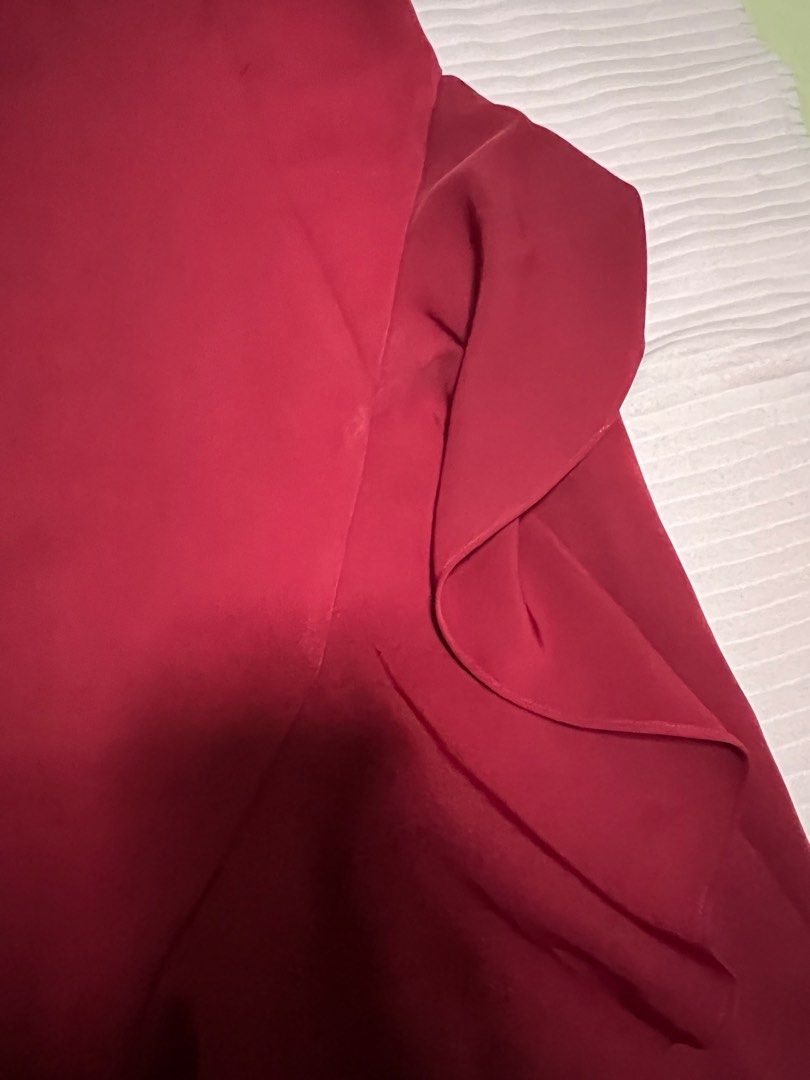 Venus cut deep red gown with front slit (Category: Evening dresses & gowns) located in Taguig. Submitted by nporillaza (Listing ID 1320354911, Image 2). Description: Never used but no tag available as this was washed, but wasnt able to use the dress. Cloth used is so nice, the front slit is accentuated with flowy cloth. This is Size M, and body defining..
