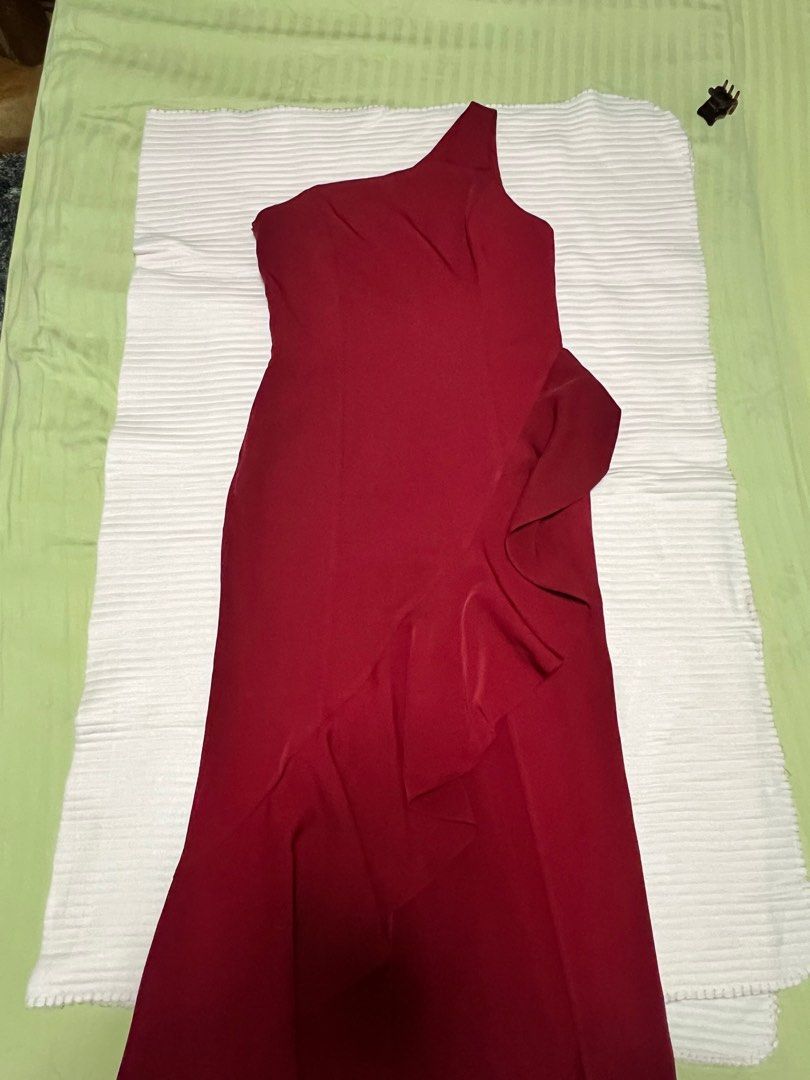 Venus cut deep red gown with front slit (Category: Evening dresses & gowns) located in Taguig. Submitted by nporillaza (Listing ID 1320354911, Image 1). Description: Never used but no tag available as this was washed, but wasnt able to use the dress. Cloth used is so nice, the front slit is accentuated with flowy cloth. This is Size M, and body defining..