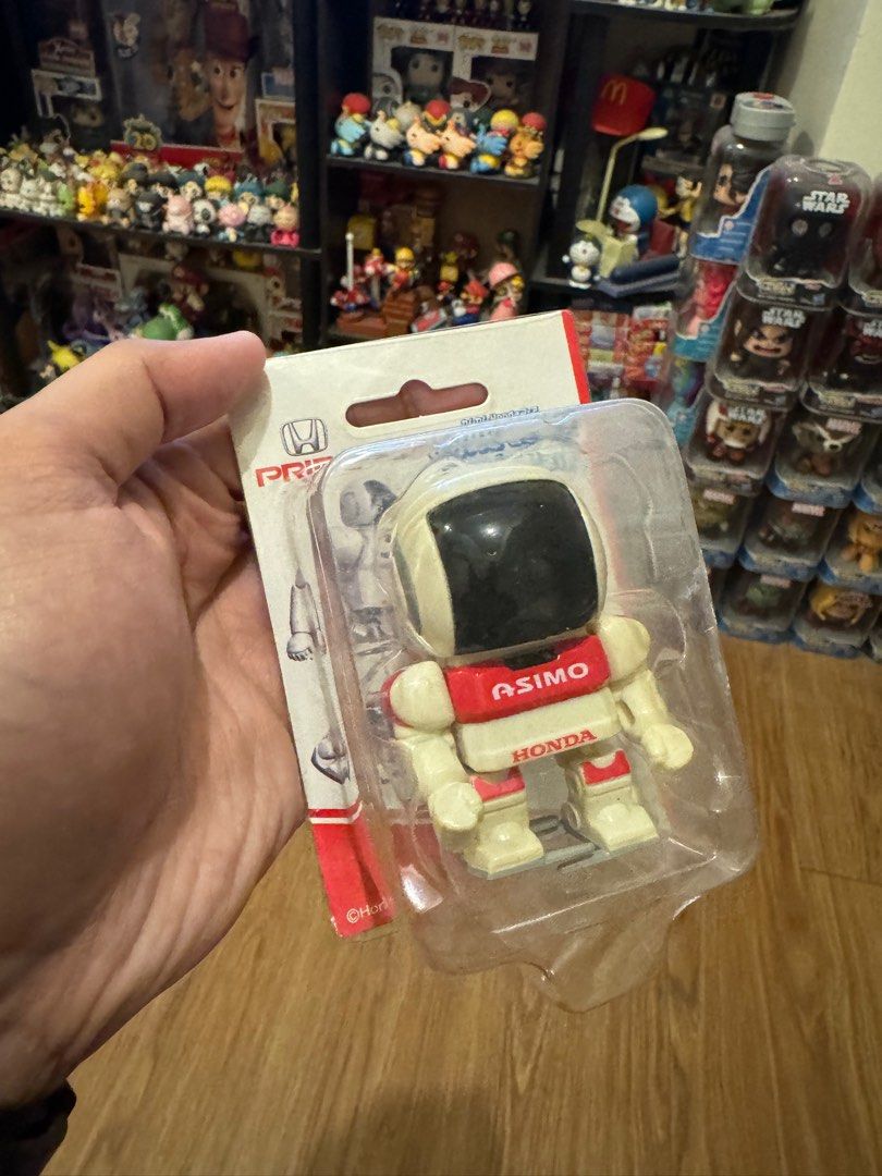Asimo Honda Mini Figure (Category: Designer & Blind Box Toys) located in Mandaluyong City. Submitted by wayby (Listing ID 1320445142, Image 1). Description: Japan limited edition Event merchandise .