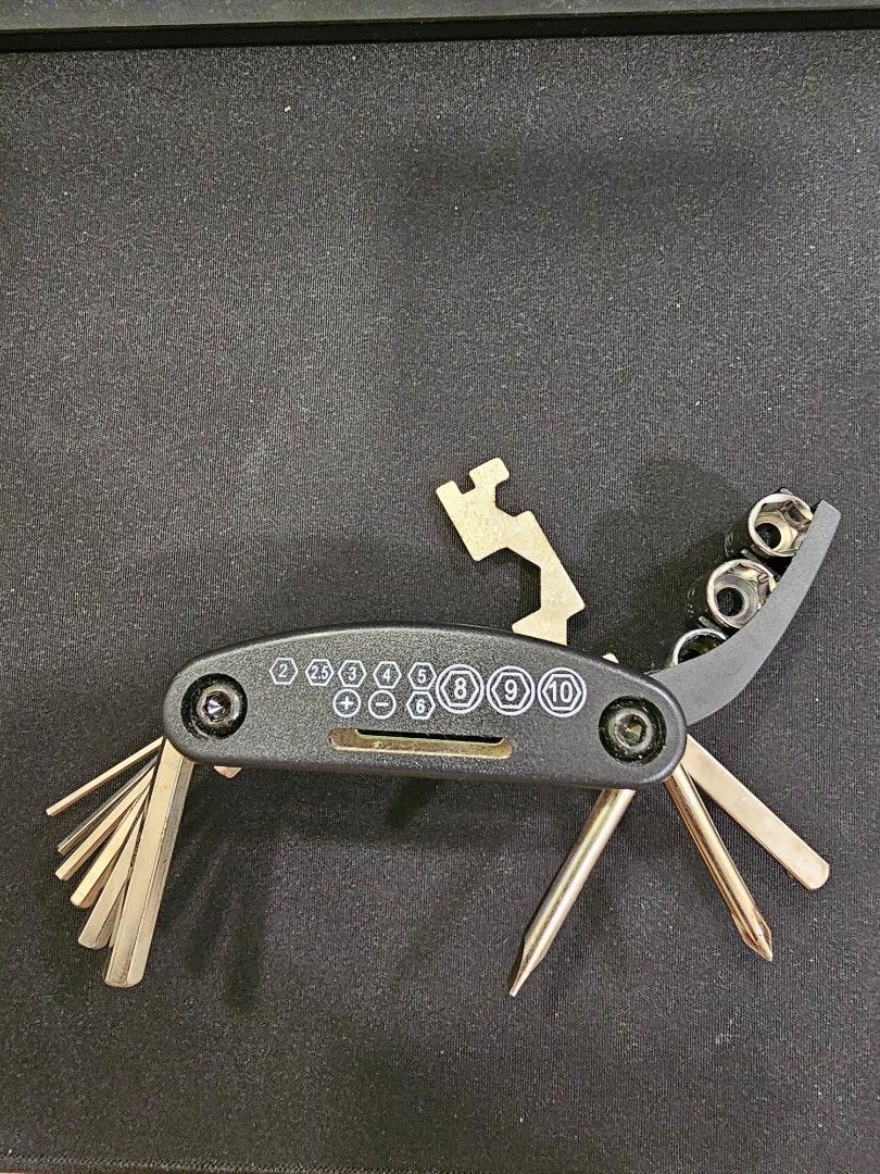 multitool (Category: Parts & Accessories) located in Singapore. Submitted by sythkhaos (Listing ID 1320556771, Image 3). Description: never used multitool, but no box, not necessarily only can use on bike can keep at home to fix other stuff.