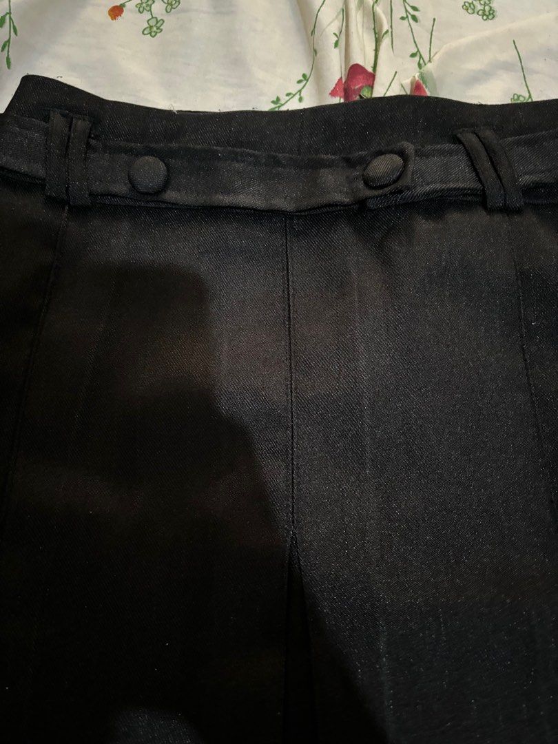Black Skirt (Category: Skirts) located in Caloocan City. Submitted by siobabe (Listing ID 1320493133, Image 2). Description: size 28-30.