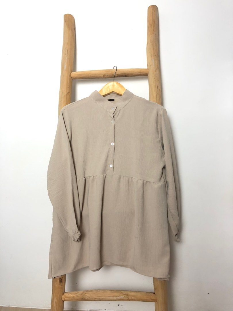 Blouse Polos Crincle Kemeja Kancing, Fesyen Wanita, Pakaian Wanita, Atasan  di Carousell