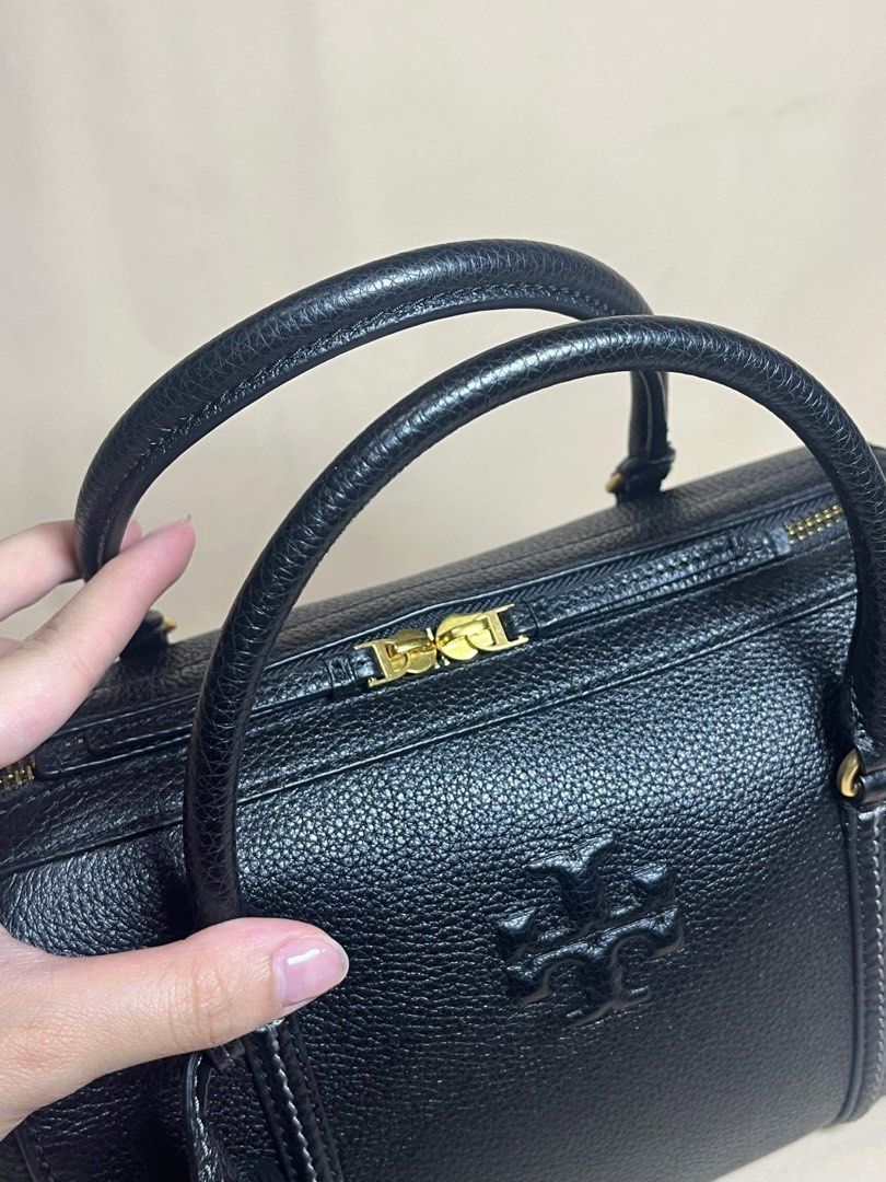 Brand New Tory Burch Thea Small Bag (Category: Luxury Bags & Wallets) located in Santa Rosa. Submitted by rina.rina3 (Listing ID 1320422450, Image 2). Description: Brand New Tory Burch Thea Bag complete with 2 straps Bought from Las Vegas USA 🇺🇸 Comes with gift receipt, original dust bag and price tag Nothing to explain as this is brand new Slightly negotiable Buyer to shoulder shipping fee .