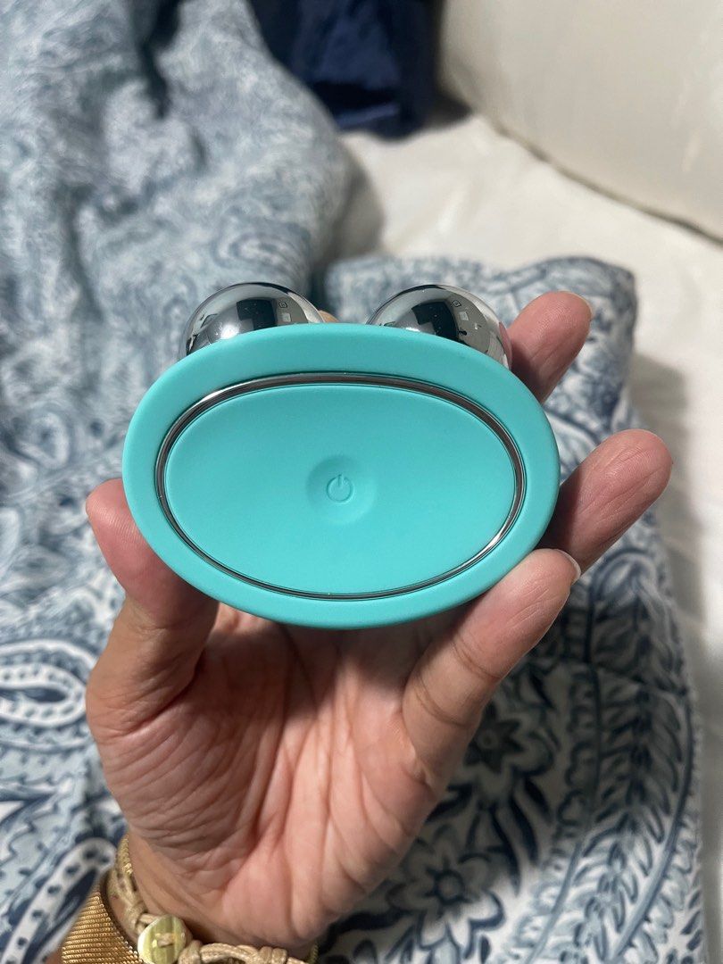 Foreo Bear Microcurrent Device (Category: Face Care) located in Singapore. Submitted by jslm06 (Listing ID 1320445124, Image 3). Description: Decluttering. Fast deal at 180. From Sephora.