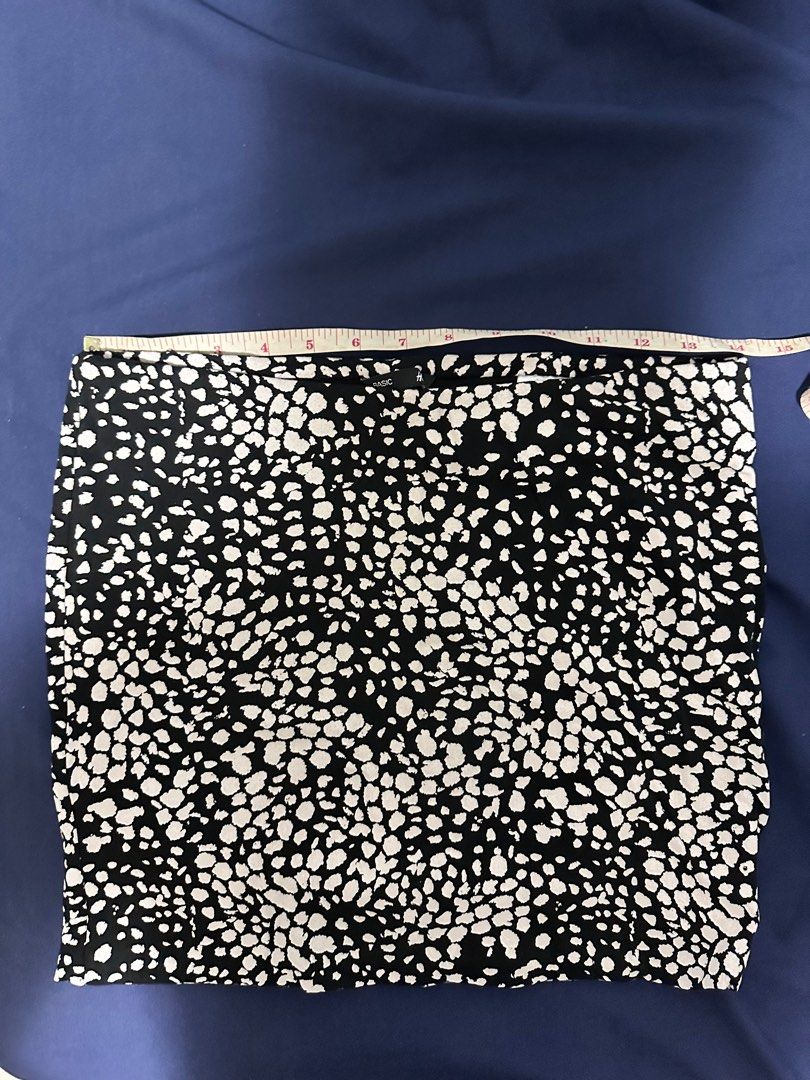 H&M mini skirt (Category: Skirts) located in Quezon City. Submitted by cwissy (Listing ID 1320531117, Image 3). Description: 💖 washed but never used 💖 gifted lang, did not like style .