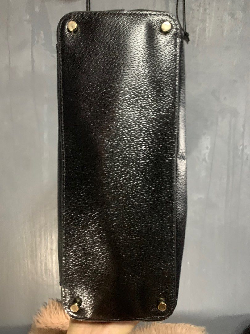 Kate Spade Sadie Black Bag (Category: Luxury Bags & Wallets) located in Las Pinas. Submitted by rahneis (Listing ID 1320415856, Image 3). Description: Kate Spade Sadie Grand Street Bag Black XLarge Tote with Zip Minor Scratches (unnoticeable sa leather ng bag) With Tag and Care Card No box and dustbag or paperbag Gold hardware From US (Orig) What you see is what you get Sobrang gandaaa Payment first SF shoulder by the buyer .