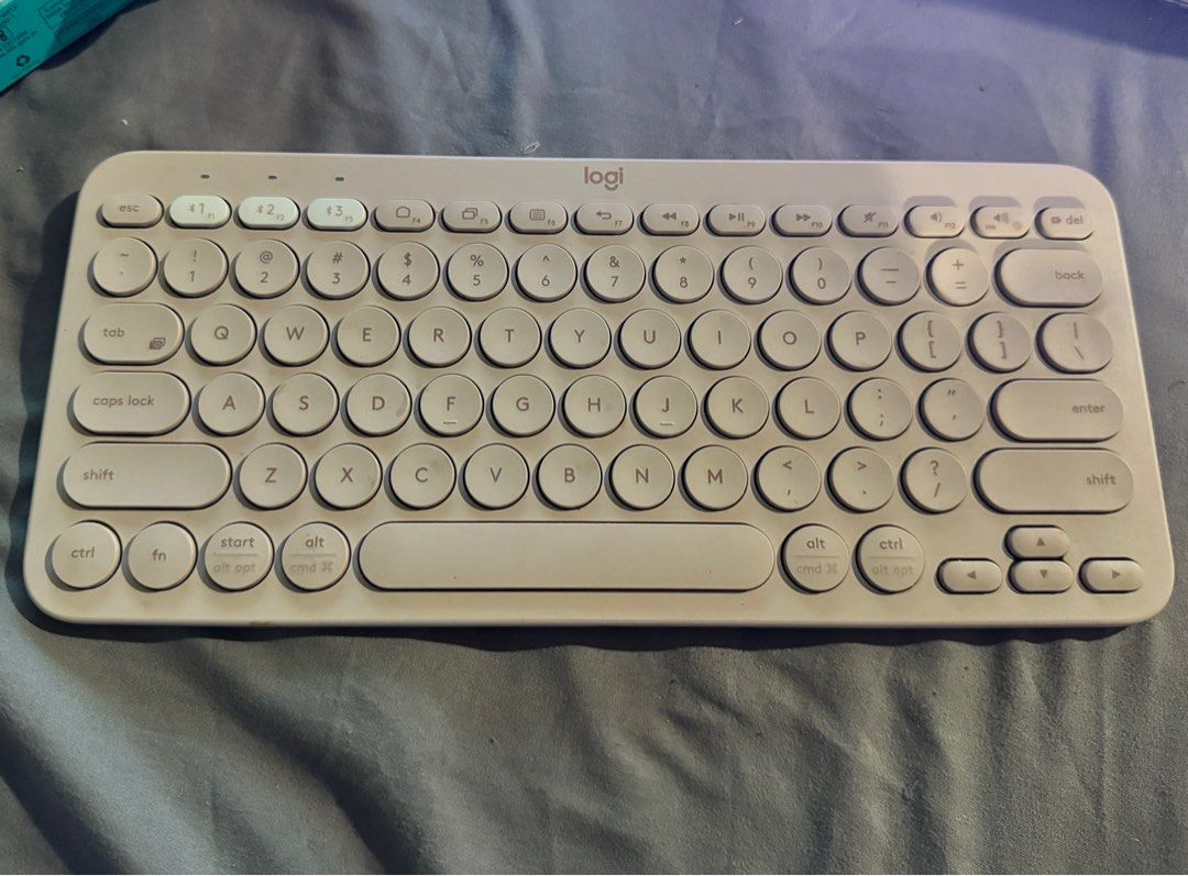 Logitech k380 pink (Category: Computer Keyboard) located in Manila. Submitted by thepixieposse (Listing ID 1319690053, Image 3). Description: Brand new withe box This is brand new but box has been opened Naexpose din po sya kaya may dumi na maliliit but doesnt affect performance at all. Crisp buttons.
