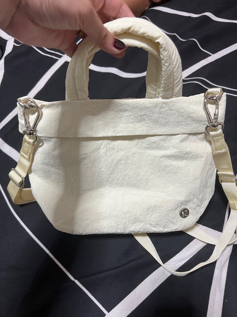 Lulu lemon on my levelBag in micro (Category: Cross-body Bags) located in Tagbilaran City. Submitted by yvettecurso (Listing ID 1320458392, Image 2). Description: Lulu lemon on my level bag Preloved Offwhite.