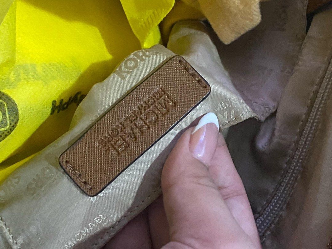 Mikael Kors Hand Bag Orig (Category: Luxury Bags & Wallets) located in Caloocan City. Submitted by 3002je (Listing ID 1320529597, Image 3). Description: pm for more details ! .