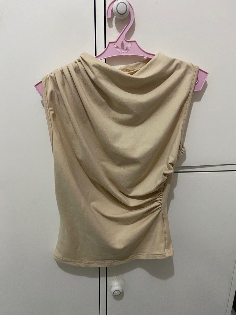 Shein Top (Category: Sleeveless) located in Cainta. Submitted by bubblefaairy (Listing ID 1320548812, Image 1). Description: .