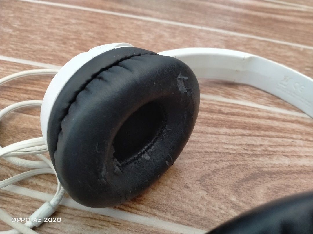 SONY MDR-ZX310 HEADPHONE (Category: Headphones & Headsets) located in Cabuyao City. Submitted by Bike_Clothing10 (Listing ID 1320416271, Image 3). Description: READ FIRST... FOR SALE: SONY MDR-ZX310 HEADPHONE PRICE: 850 Good Condition Good Sound Legit ISSUE: Replacement foam, need to replace(see pics), may nabibili naman. Yellowish cord, linisin nio na lang. Walang issue sa sound. PICK UP OR SHIPPING ONLY LOC: Cabuyao Laguna -NO COD/COP- PM FOR I