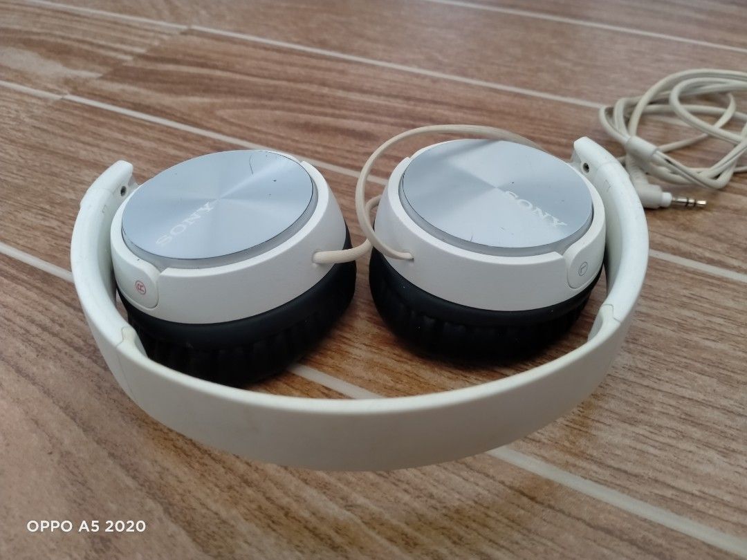 SONY MDR-ZX310 HEADPHONE (Category: Headphones & Headsets) located in Cabuyao City. Submitted by Bike_Clothing10 (Listing ID 1320416271, Image 2). Description: READ FIRST... FOR SALE: SONY MDR-ZX310 HEADPHONE PRICE: 850 Good Condition Good Sound Legit ISSUE: Replacement foam, need to replace(see pics), may nabibili naman. Yellowish cord, linisin nio na lang. Walang issue sa sound. PICK UP OR SHIPPING ONLY LOC: Cabuyao Laguna -NO COD/COP- PM FOR I