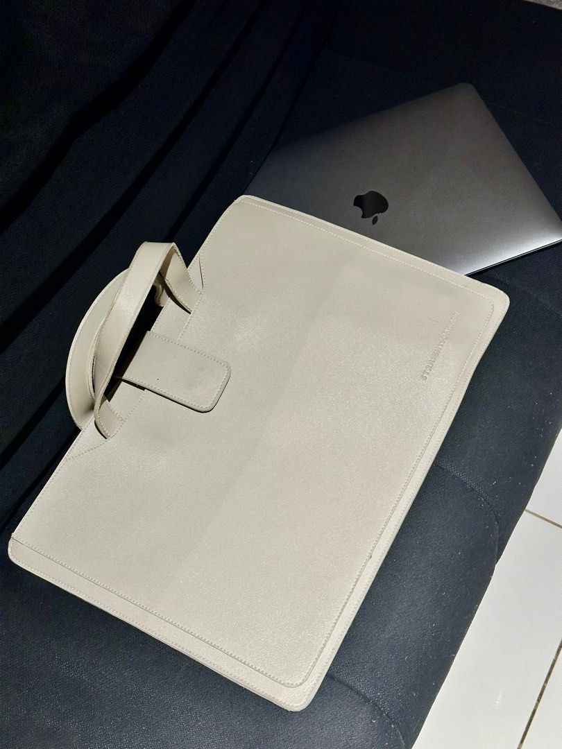 Straightforward Laptop Bag (Category: Laptop Bags & Sleeves) located in Quezon City. Submitted by declutterw_v (Listing ID 1320560817, Image 2). Description: No flaws RFS: not being used na.