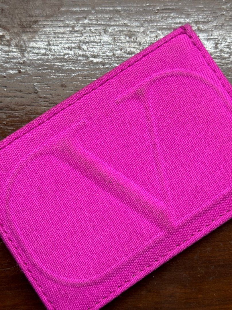 Valentino Card Wallet (Category: Luxury Bags & Wallets) located in Tigbauan. Submitted by declaitter (Listing ID 1320462777, Image 1). Description: Valentino Beauty VIP Gift Price is fixed, no haggling (I can give free sf) Can ship ASAP A little dirty bc it is preloved Material is polyester so it can be washed.
