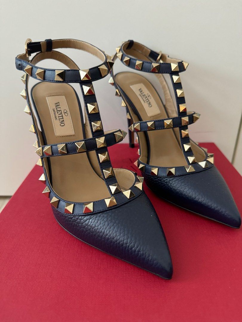Rockstud ankle strap pump top