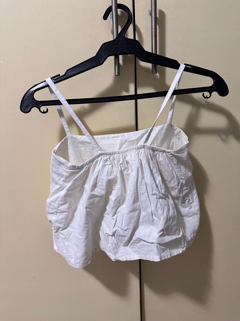 White linen top (Category: Blouses) located in Quezon City. Submitted by cwissy (Listing ID 1320530714, Image 2). Description: 💖model height 4’11 💖bought from another ig seller 💖it has an “inner tube” na mej parang pasikip and garterized .