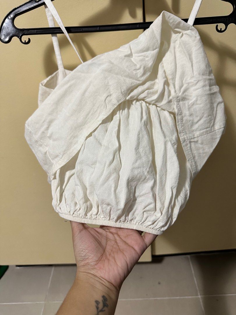 White linen top (Category: Blouses) located in Quezon City. Submitted by cwissy (Listing ID 1320530714, Image 3). Description: 💖model height 4’11 💖bought from another ig seller 💖it has an “inner tube” na mej parang pasikip and garterized .