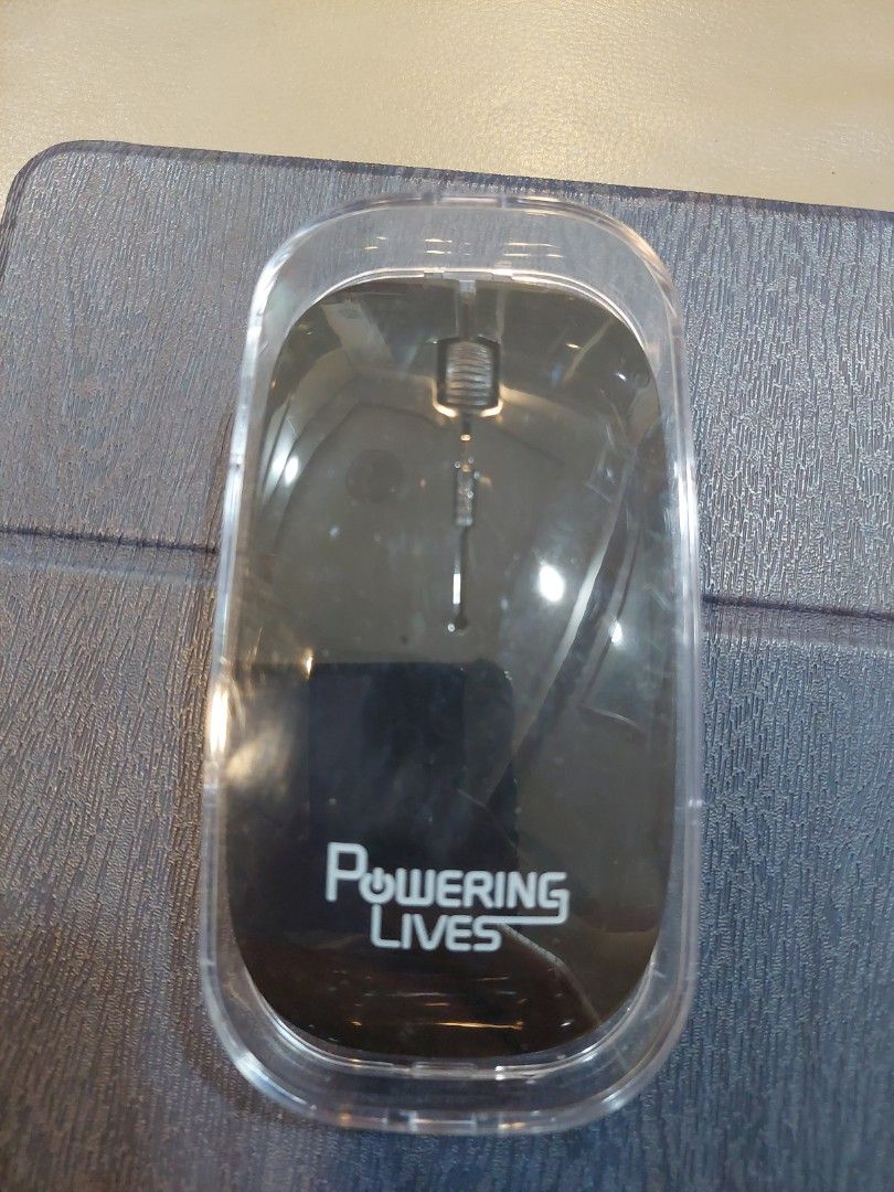 Wireless Mouse (Category: Mouse & Mousepads) located in Singapore. Submitted by samchong1 (Listing ID 1320517652, Image 1). Description: selling cheap brand new wireless mouse. meeting point can be discuss.