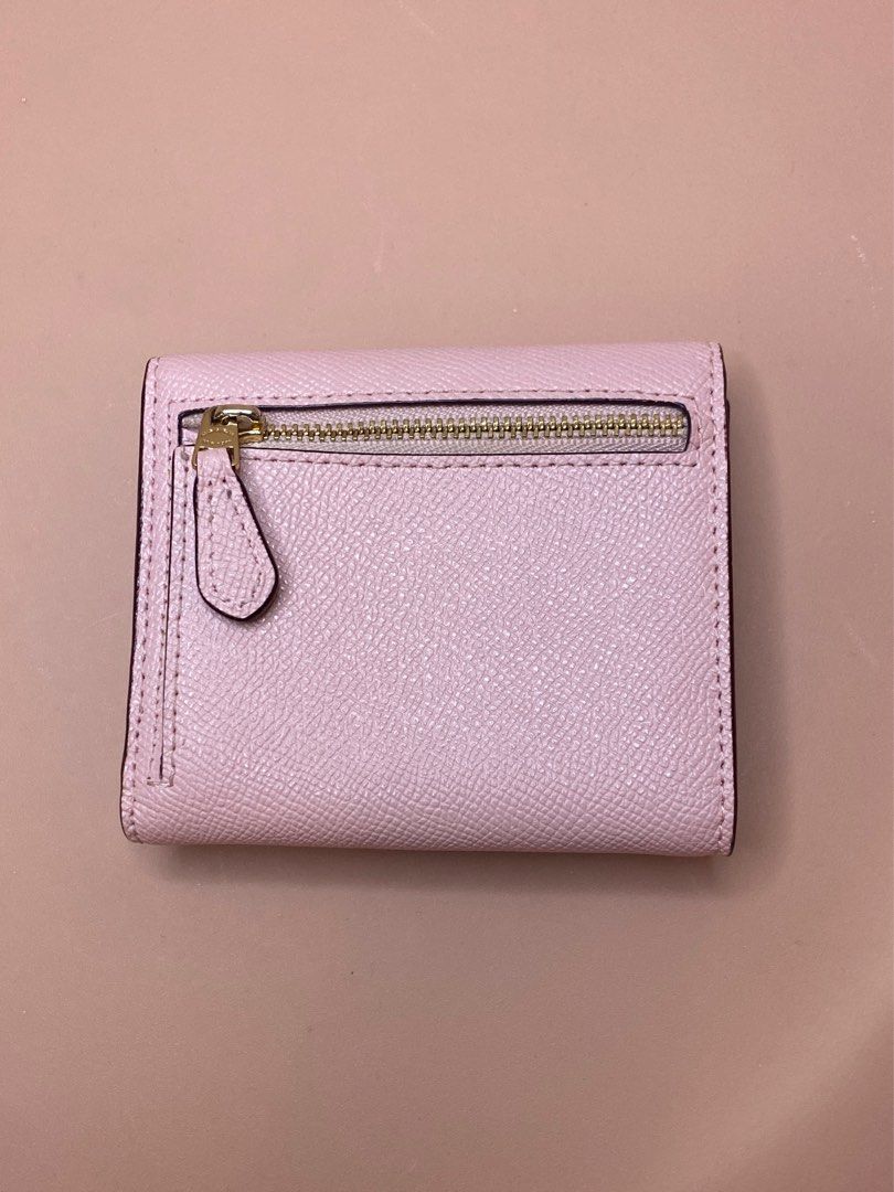 ♡ C O A C H [Trifold Wallet] (Category: Luxury Bags & Wallets) located in Valenzuela. Submitted by cityandsea (Listing ID 1320621909, Image 3). Description: ♡ C O A C H - [Leather Hook Tri-Fold Wallet] 🏷️ ₱2,800 Rank AB [very good condition, with minor but negligible signs of use] * 100% Authentic * Leather Hook Tri-Fold Wallet * Size: W 11cm x H 10cm x D 2cm * Color: Light Pink * Color may vary due to photographic lighting * Super nice in perso