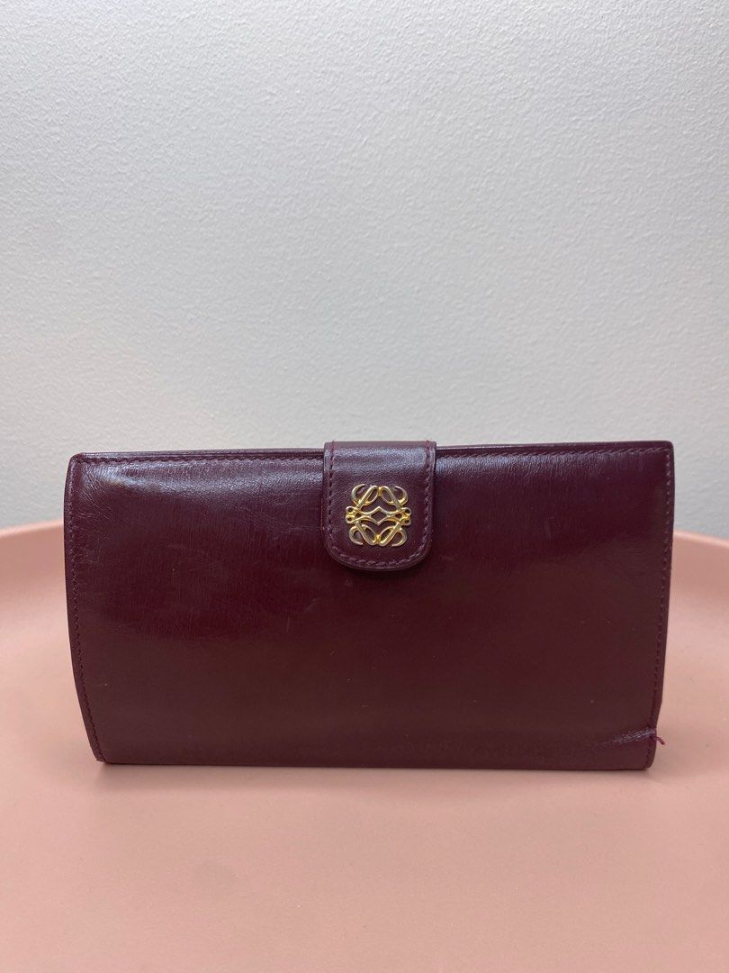 ♡ L O E W E (Category: Luxury Bags & Wallets) located in Valenzuela. Submitted by cityandsea (Listing ID 1320632676, Image 1). Description: ♡ L O E W E - [Anagram Leather Clasp Bi-fold Long Wallet] 🏷️ ₱5,000 Rank AB [very good condition, with minor but negligible signs of use] * 100% Authentic * Anagram Leather Clasp Bi-fold Long Wallet * Size: W 16cm x H 10cm x D 1cm * Color: Wine Red * Color may vary due to photographic lighting - First mine a