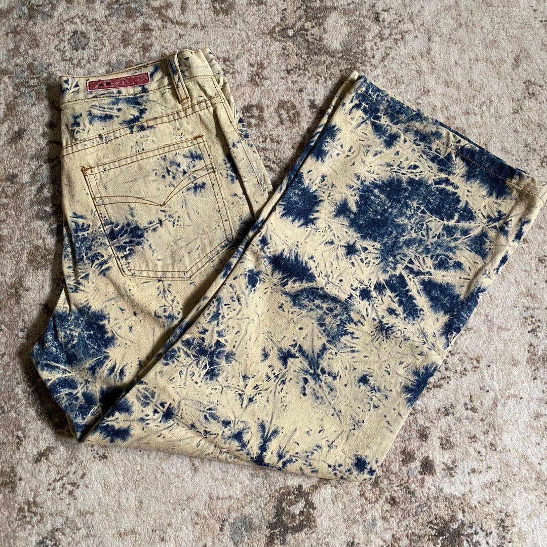 Acid Wash vintage jeans (Category: Jeans) located in Las Pinas. Submitted by lufstruck (Listing ID 1320620672, Image 2). Description: Y2k acid wash jeans 28 in waist.