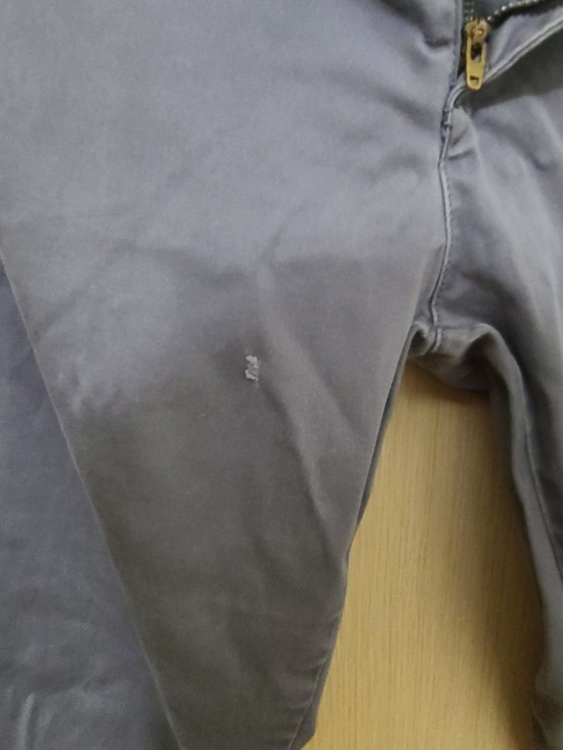 Baleno Grey Chino Pants Mens (Category: Chinos) located in Pasig City. Submitted by amd02 (Listing ID 1320579470, Image 2). Description: Length - 38 Width - 16 Issue -Shown in photos.