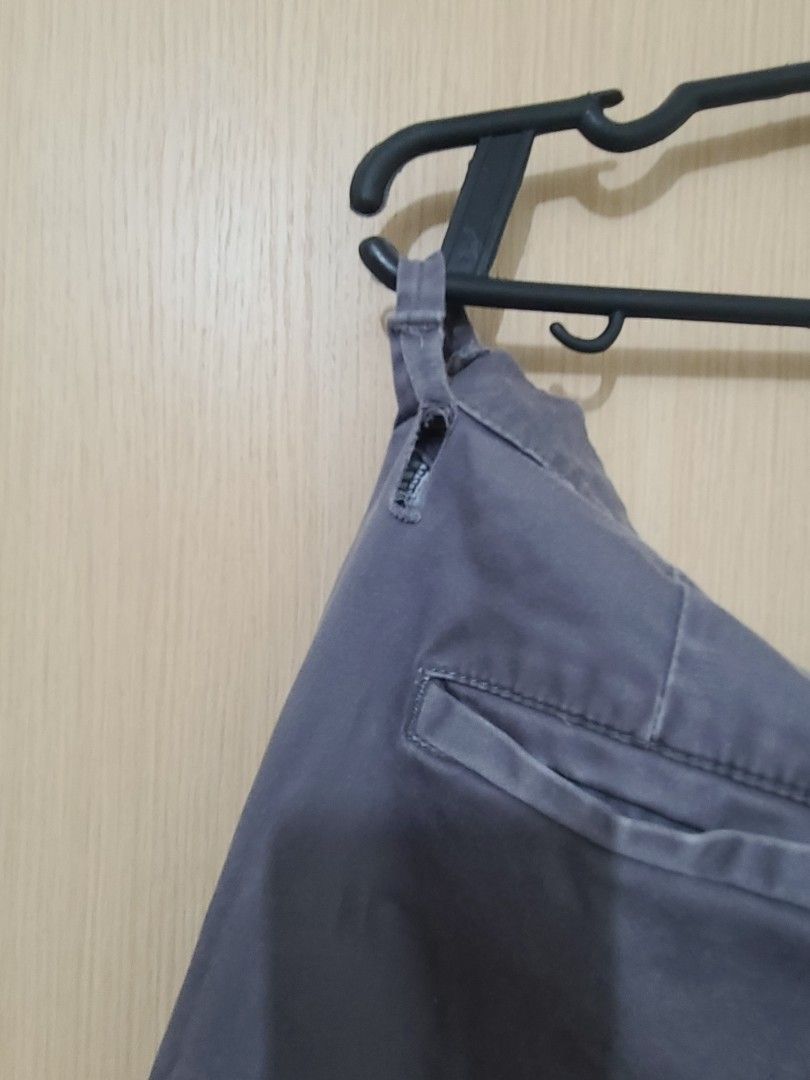 Baleno Grey Chino Pants Mens (Category: Chinos) located in Pasig City. Submitted by amd02 (Listing ID 1320579470, Image 3). Description: Length - 38 Width - 16 Issue -Shown in photos.