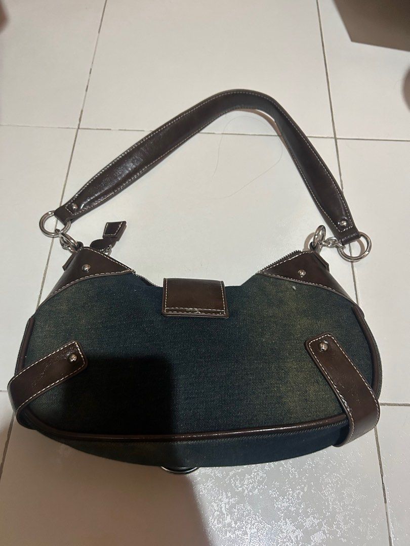 bershka denim shoulder bag (Category: Shoulder Bags) located in Quezon City. Submitted by darksparklee (Listing ID 1320602433, Image 2). Description: original price 2500 price can be negotiated :) pm for more deets bag fits a lot inside !! .