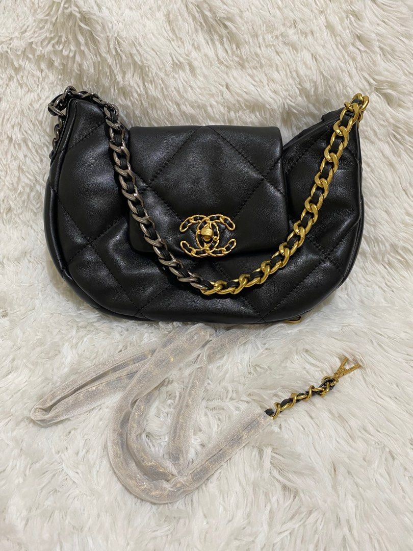 C19 Hobo in Genuine Sheep Skin (Category: Cross-body Bags) located in Makati City. Submitted by secondlyf (Listing ID 1320622263, Image 1). Description: 🖤 C19 Hobo Bag in Black Lambskin 🖤 Crafted from ultra-soft lambskin, as plush as a marshmallow, this versatile bag features mixed metal hardware and microchip . Wear it as a chic arm bag or sling it across for a stylish, hands-free look. Measurements: Width: 9.5” Height: 6” Depth: 2” Shoulder D