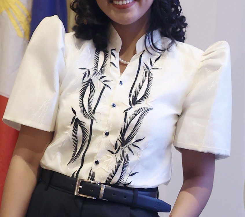 Modern Filipiniana Barong (Category: Blouses) located in Quezon City. Submitted by katguerrers (Listing ID 1320590982, Image 2). Description: > Brand: Filibela > Size small Bust - 36” Shoulders - 15” Waist - 36” Length - 22” Used once.