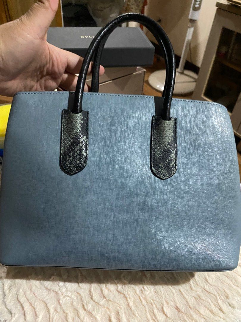furla bag (Category: Luxury Bags & Wallets) located in Antipolo. Submitted by prelovedcloseta (Listing ID 1320699510, Image 3). Description: auth furla bag handbag also can be a sling bag ( no strap included) preloved issue- may uneven color sa papa and may ink s loob na part( hindi naman makikita to kasi nsa loob, baka kaya pa iwash kay nalang mgtry .