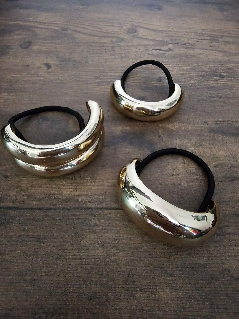 Gold Cuff Hair Tie Bundle 3pcs (Category: Hair Accessories) located in Las Pinas. Submitted by saudadesph (Listing ID 1320766882, Image 2). Description: Payment via BDO or GCASH 😊 Delivery via J&T EXPRESS or LALAMOVE 😊.