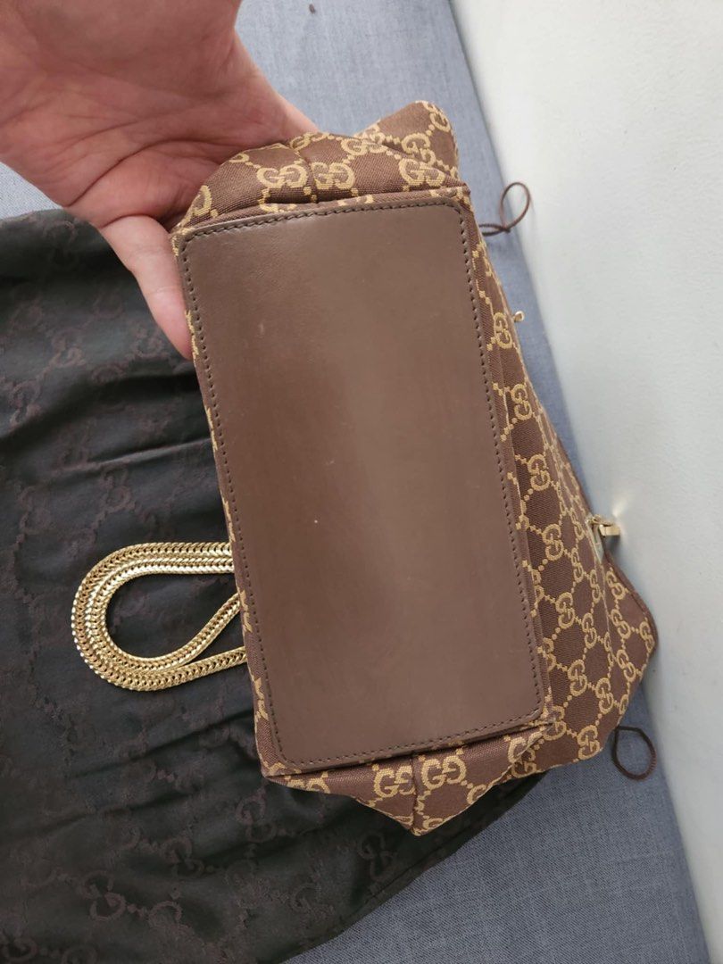Gucci shoulder bag orig (Category: Luxury Bags & Wallets) located in Calamba. Submitted by angelspetdogs (Listing ID 1320704517, Image 3). Description: Original gucci bag in good condition minimal sign of used as is kung anu po ung nakikita nyo yan na cia.