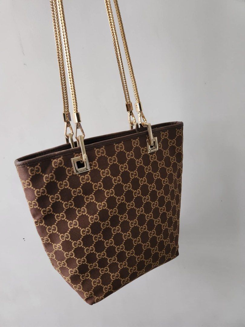 Gucci shoulder bag orig (Category: Luxury Bags & Wallets) located in Calamba. Submitted by angelspetdogs (Listing ID 1320704517, Image 1). Description: Original gucci bag in good condition minimal sign of used as is kung anu po ung nakikita nyo yan na cia.