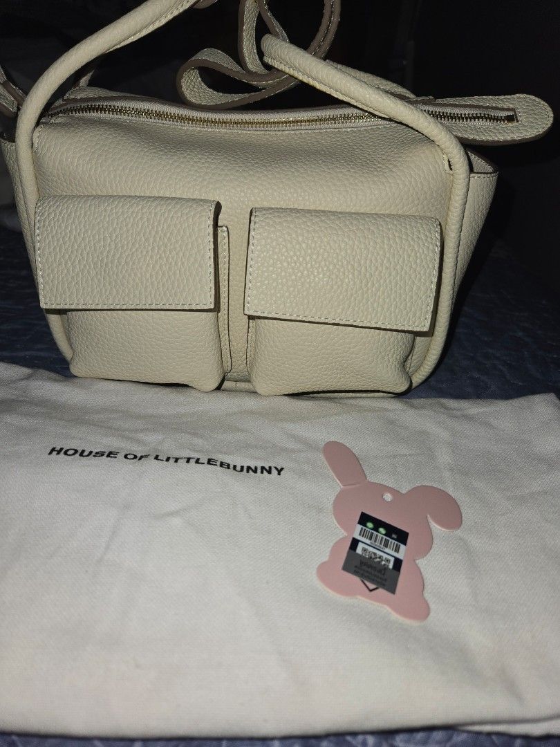 9.9 SALE HOLB BRICK GL (Category: Cross-body Bags) located in Mandaluyong City. Submitted by personallpreloved (Listing ID 1320738209, Image 2). Description: House of Little Bunny Brick.