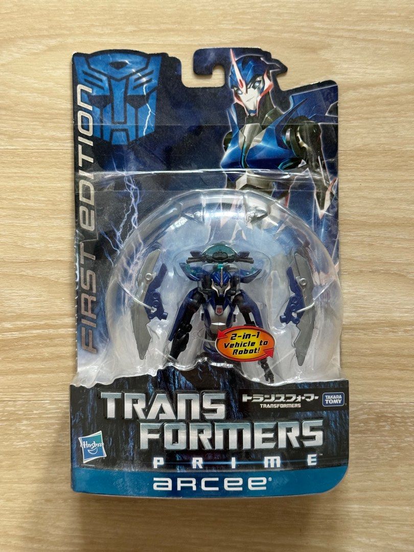 Transformers Prime First Edition 002 Arcee (Hub Sticker) - Deluxe Transformers Prime First Edition 002 Arcee (Hub Sticker) - Deluxe