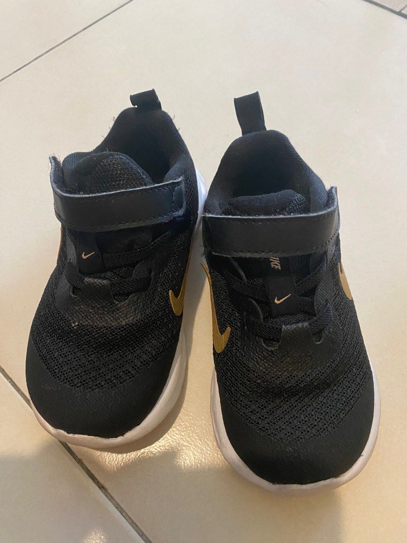 Nike aeon melaka top